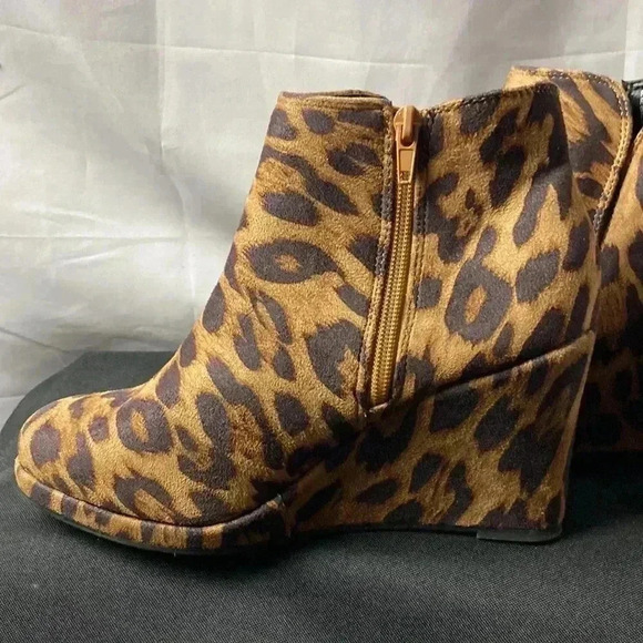 RAMPAGE WO SIZE 8  ANIMAL PRINT WEDGE HEEL ANKLE BOOT SIDE ZIPPER CLEAN - Picture 4 of 14